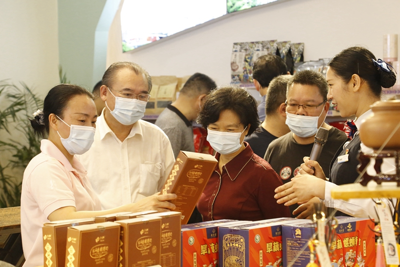 10.參觀那馬服務(wù)區(qū)扶貧產(chǎn)品展銷廳，此為廣西高速公路第一家扶貧產(chǎn)品展銷廳.JPG