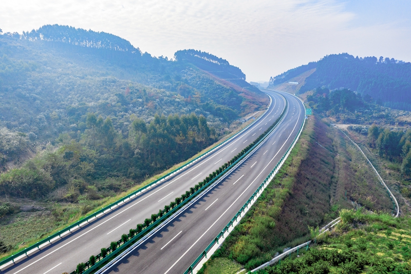 6.高速公路與群山相連，植被覆蓋率高，與原生態(tài)環(huán)境恢復(fù)有機結(jié)合.jpg