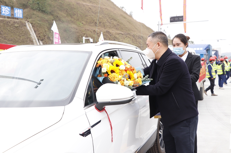 廣西新發(fā)展交通集團黨委書記、董事長陳開群為第一輛通車車輛送上鮮花.JPG